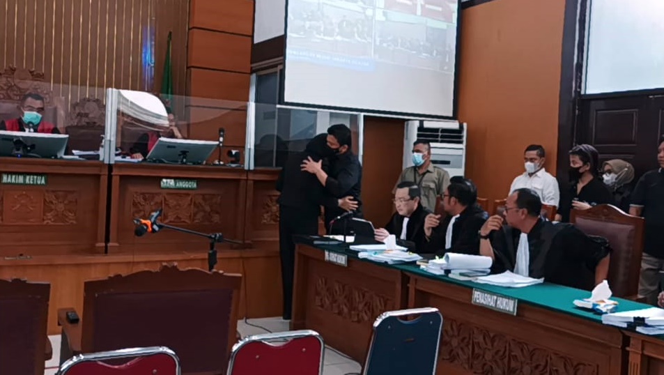 Momen Ferdy Sambo Peluk Putri Candrawathi di Ruang Sidang, Kompak Kenakan Pakaian Serba Hitam