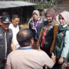 Ketum Jabar Bergerak Atalia Praratya (kedua kanan) didampingi Ketua Jabar Bergerak Kota Bogor Yantie Rachim dan Wali Kota Bogor Bima Arya saat berada di lokasi bencana tanah longsor di Gang Kepatihan, Kelurahan Kebon Kelapa, Kecamatan Bogor Tengah, Kota Bogor, Jumat (14/10). (Foto: Yudha Prananda/Jabar Ekspres)