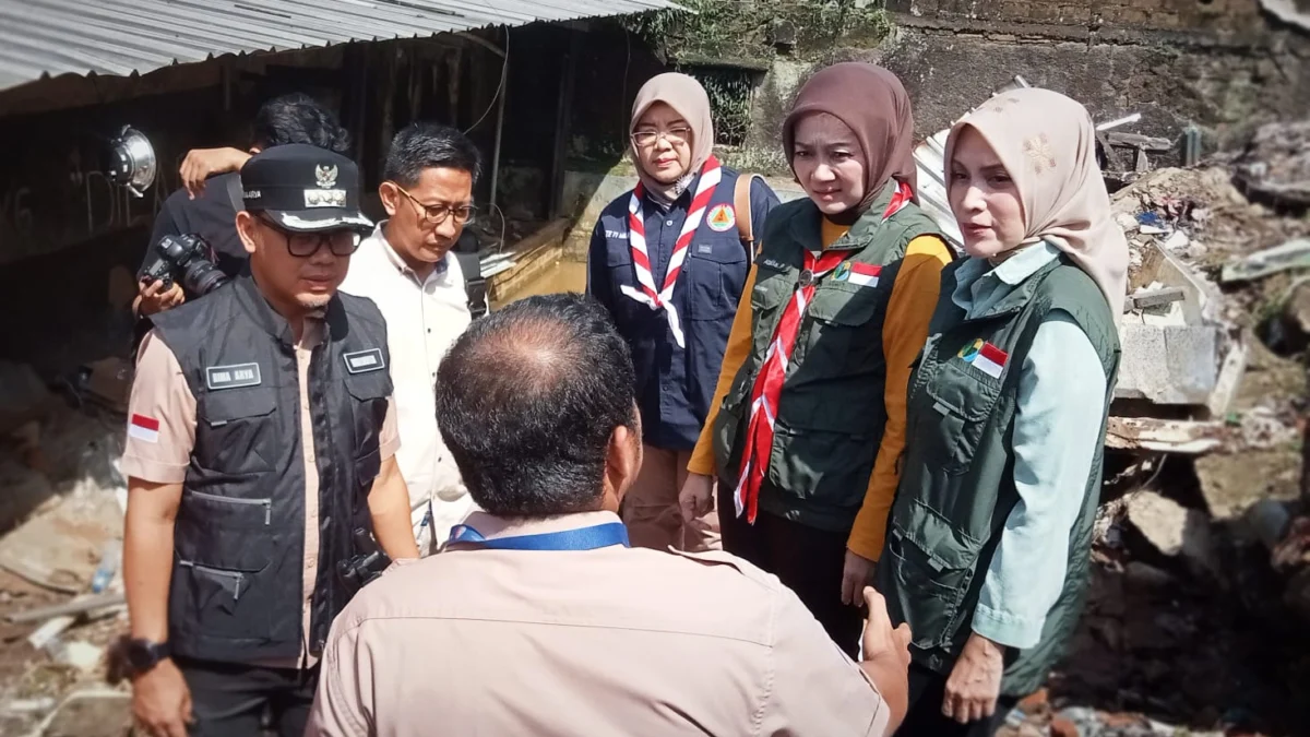 Ketum Jabar Bergerak Atalia Praratya (kedua kanan) didampingi Ketua Jabar Bergerak Kota Bogor Yantie Rachim dan Wali Kota Bogor Bima Arya saat berada di lokasi bencana tanah longsor di Gang Kepatihan, Kelurahan Kebon Kelapa, Kecamatan Bogor Tengah, Kota Bogor, Jumat (14/10). (Foto: Yudha Prananda/Jabar Ekspres)