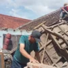 Rumah warga di Desa Mulyasari Kecamatan Bayongbong roboh (foto istimewa)