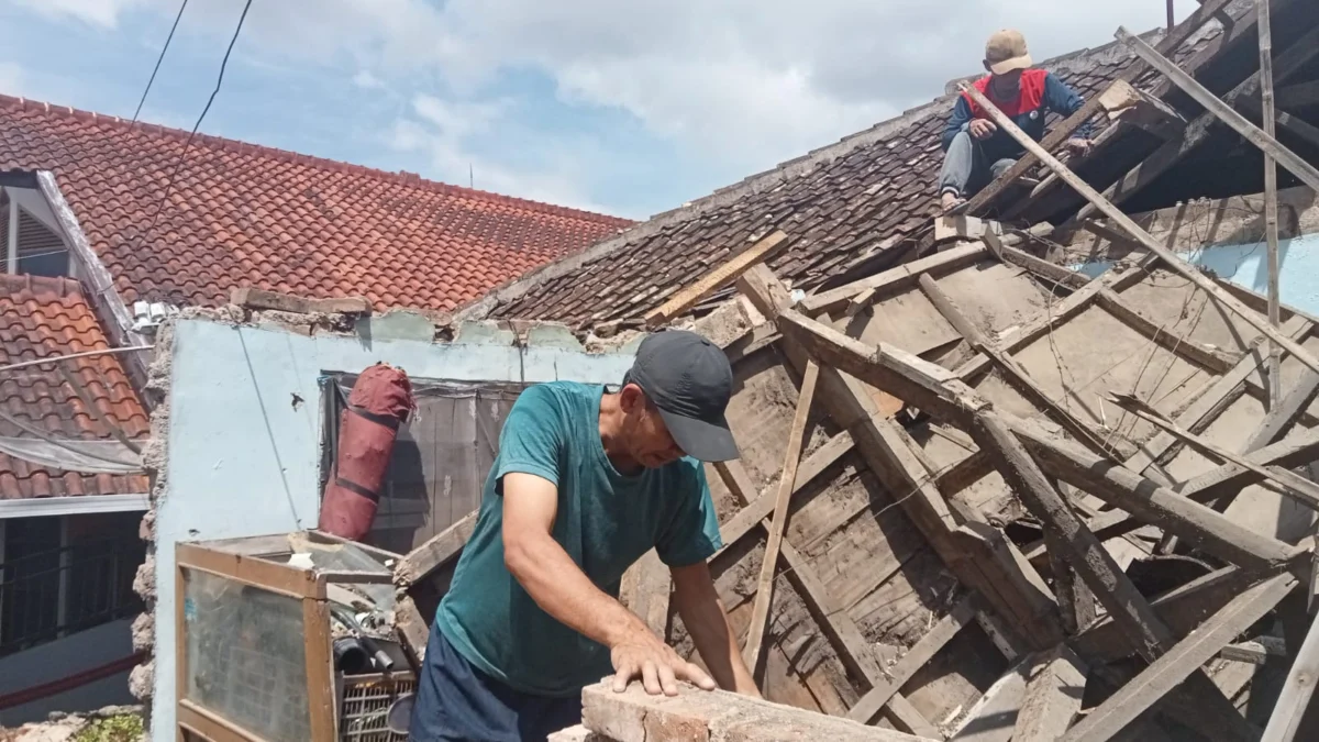 Rumah warga di Desa Mulyasari Kecamatan Bayongbong roboh (foto istimewa)