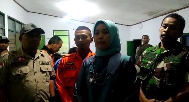 Camat Samarang memberikan keterangan soal bencana angin kencang di Kampung Jati Toblong, Desa Cintarakyat Kecamatan Samarang