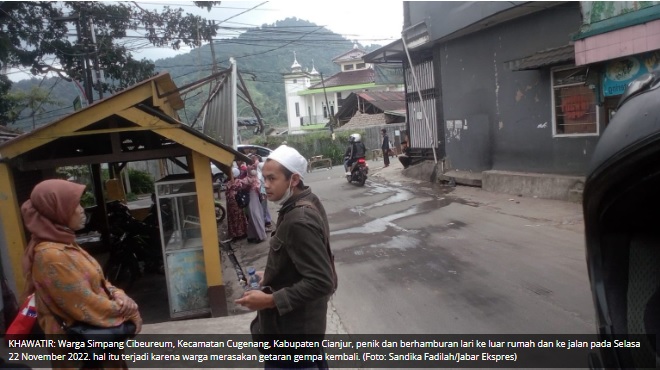 Warga Cianjur panik karena ada gempa susulan (foto Jabar Ekspres)