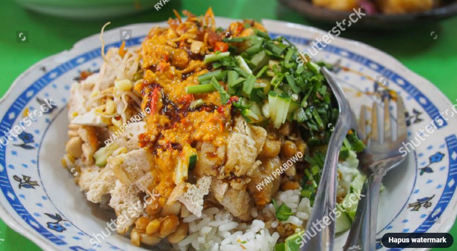 Nasi Lengko Makanan Khas Cirebon ( foto shutterstock )