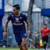 Ezra Walian Kembali Beraksi Bersama Persib Bandung Pasca Cidera Pergelangan Kaki