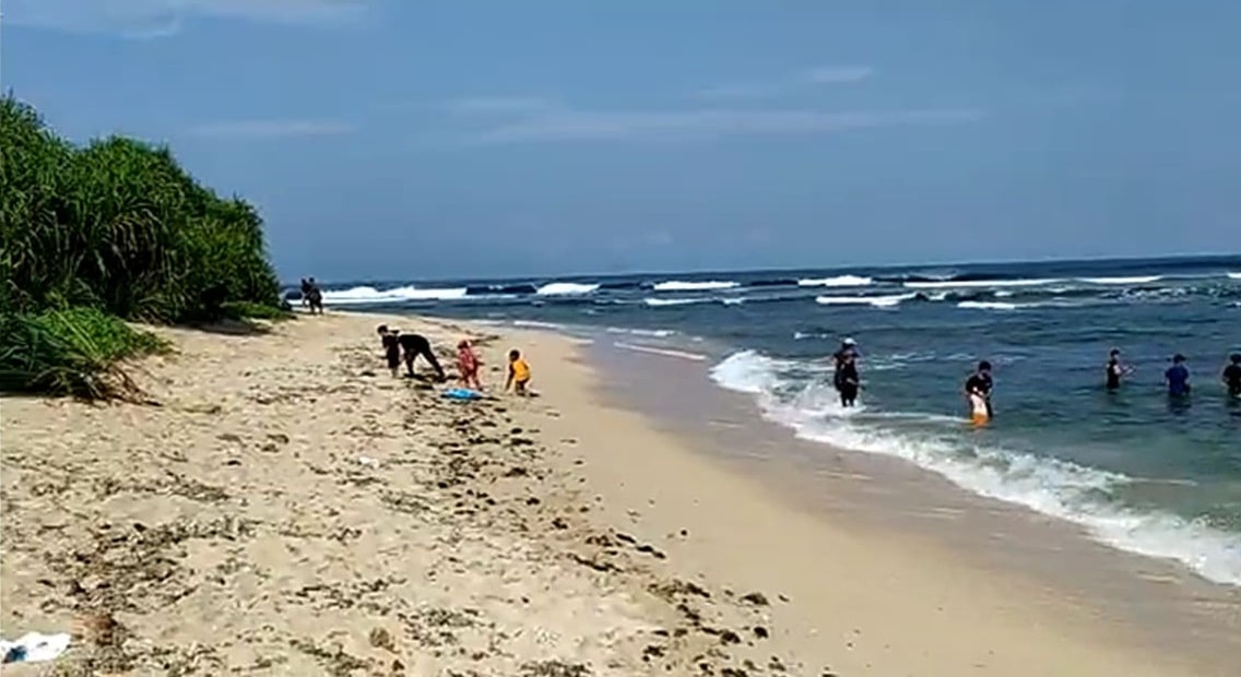 Pantai Karang Papak yang berlokasi di Kecamatan Cikelet posisinya bersebelahan dengan pantai Santolo. Pemandangannya juga indah.