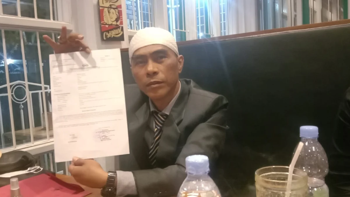 ustadz Buddy Oconk, Ketua DPC LPM Tarogong Kidul menunjukkan LP. Buddy Oconk melaporkan oknum pegawai RSUD dr. Slamet Garut ke Polisi