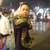 Muhammad Resky, pecinta reptil di Kabupaten Garut. Resky menjelaskan tentang cara agar ular tidak masuk rumah dan cara penanganan gigitan ular.