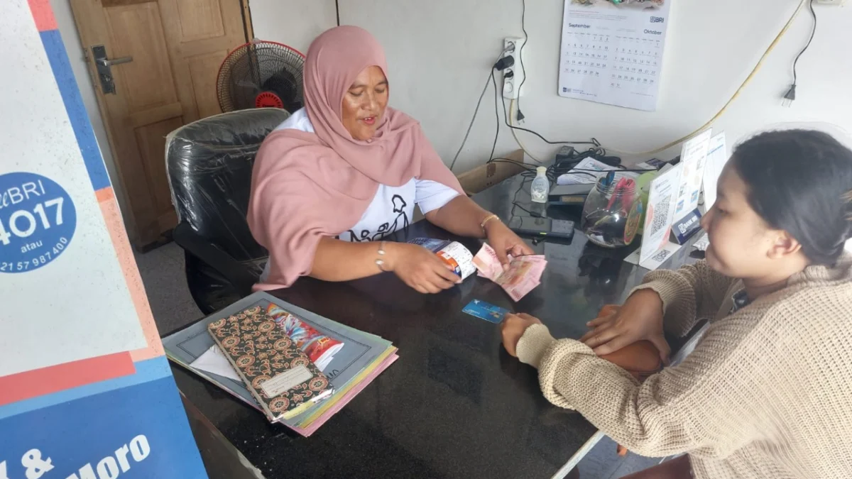 Santi seorang wanita tangguh dari Banjarmasin Sukses Jadi Agen BRILink dan UMi.