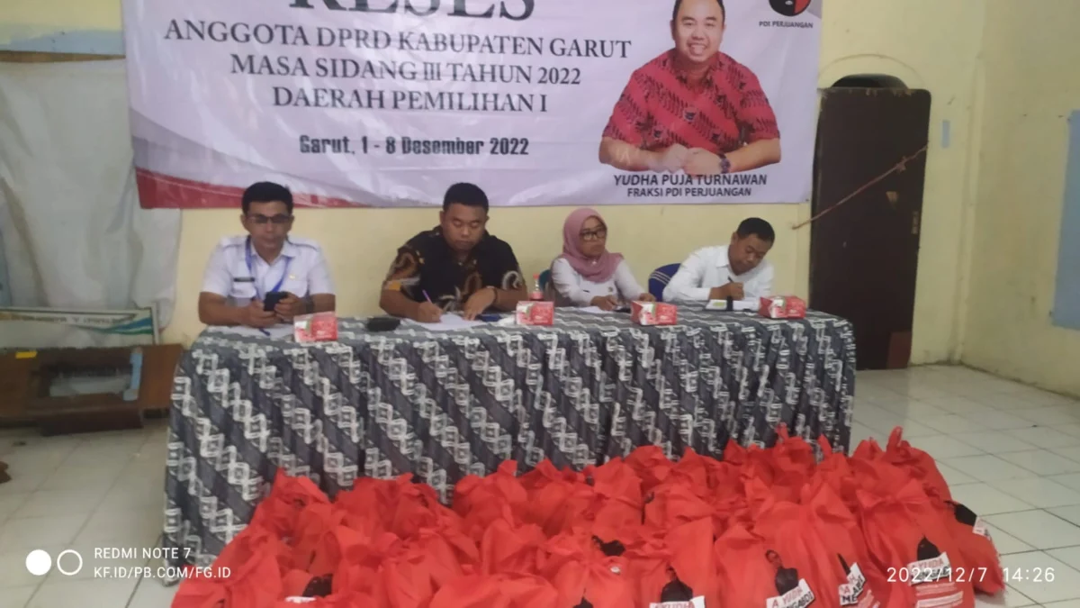 Yudha Puja Turnawan Anggota DPRD Garut Fraksi PDI Peruangan reses di Kelurahan Pakuwon Kecamatan Garut Kota. Yudha membahas masalah sampah dan dampak buruk sampah yang dibuang ke sungai kemudian mengalir ke laut