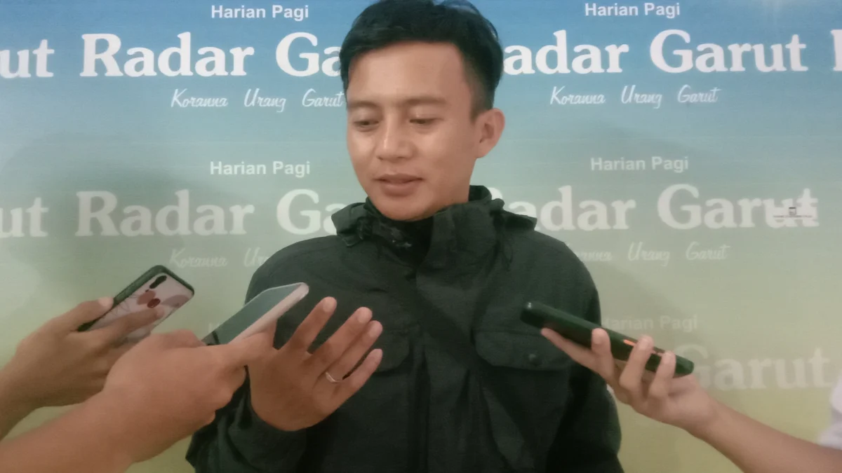 Noval Taopik, menantu dari korban yang mengalami perampokan (pencurian degan kekerasan) di Desa Mekrajaya, Kecamatan Bayongbong. Noval menceritakan kejadian itu di kantor Radar Garut