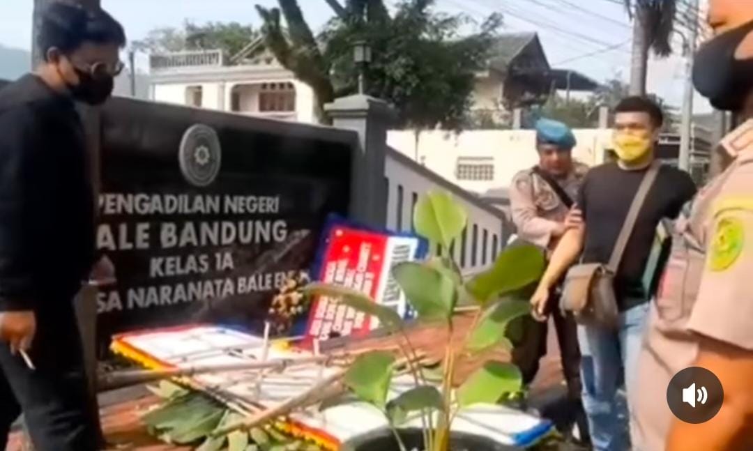 rusak karangan bunga karena dana tak diganti rugi