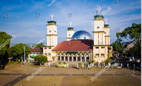 Alun-alun Kota Garut (https://www.shutterstock.com/