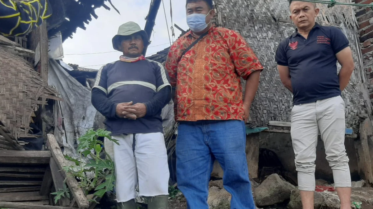 Yudha Puja Turnawan Ketua DPC PDI Perjuangan Garut bersama pengurus menyalurkan bantuan bahan bangunan untuk gotong royong membangun rumah guru ngaji yang roboh di Kampung Cinangsi, Desa Mekarsari Kecamatan Karangpawitan