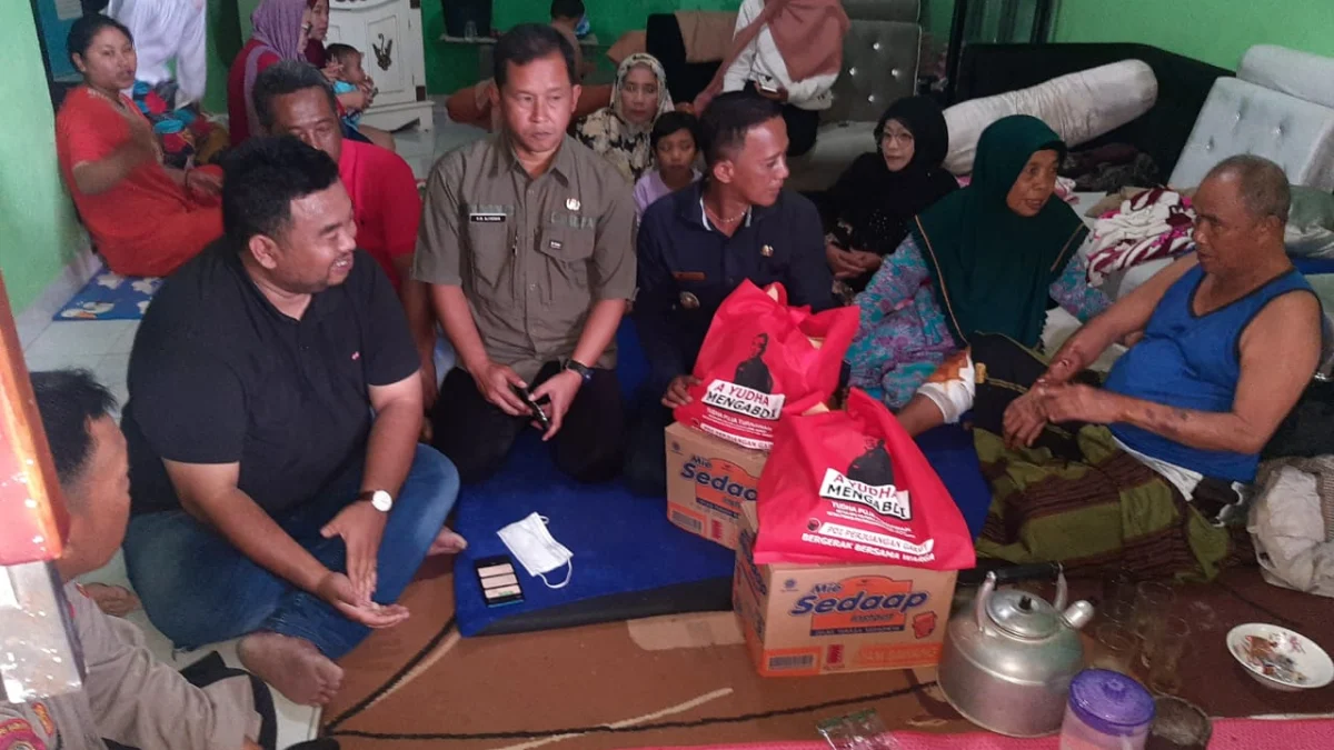 Rumah Warga Leles Roboh Ditimpa TPT - Yudha Puja Turnawan Anggota DPRD Garut bersama Camat Leles, Kades Jangkurang, Kapolsek, Bacaleg PDI Perjuangan dan unsur lainnya menjenguk Iming korban rumah roboh