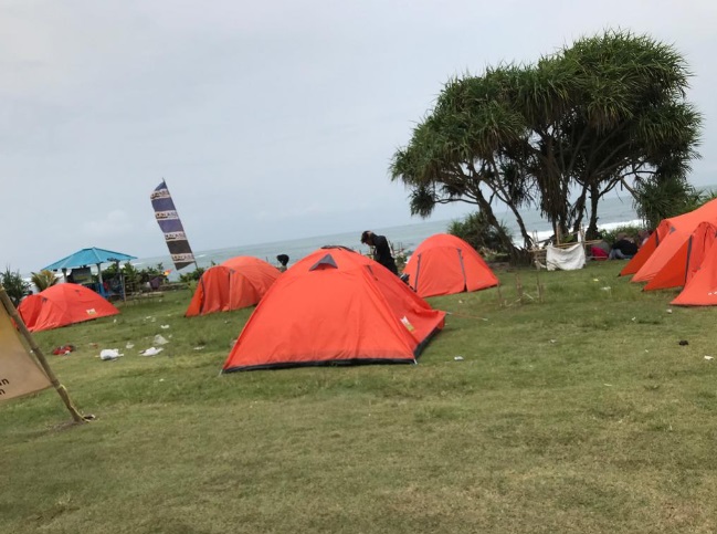 Pesona Kemah di Pantai Karang Papak