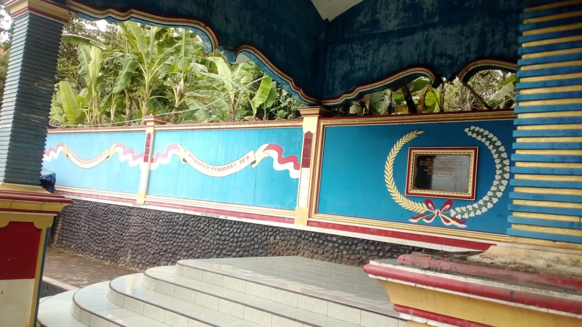 Pintu gerbang makam Sunan Cipancar Limbangan.