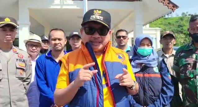 Bupati Garut Rudy Gunawan berkunjung ke Kecamatan Talegong memastikan situasi pasca gempa. Bupati mengingatkan agar tidak termakan berita hoaks