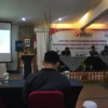 Bawaslu Garut Ngobrol Bareng Bersama Media Soal Berita Hoaks. Bawaslu melakukan sinkronisasi agar media bisa mencegah beredarnya berita hoaks seputar pengawasan kepemiluan