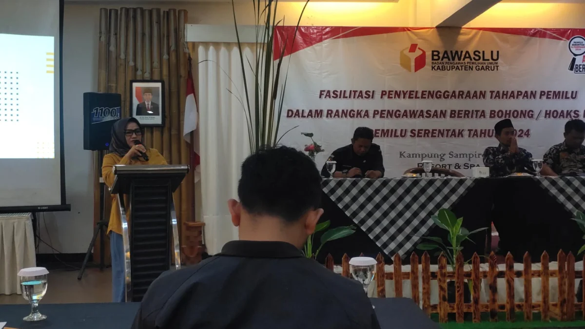 Bawaslu Garut Ngobrol Bareng Bersama Media Soal Berita Hoaks. Bawaslu melakukan sinkronisasi agar media bisa mencegah beredarnya berita hoaks seputar pengawasan kepemiluan