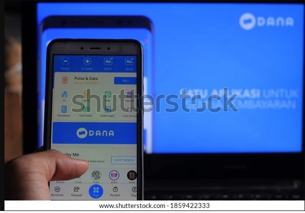 DANA merupakan dompet digital yang mempermudah penggunanya untuk melakukan berbagai transaksi secara elektronik atau digital (foto shutterstock)
