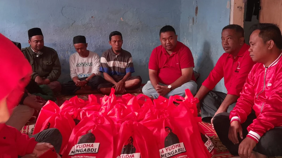 Yudha Puja Turnawan Anggota DPRD Garut bersama bacaleg dapil 2 mengunjungi korban kebakaran di Desa Talagasari Kecamatan Kadungora