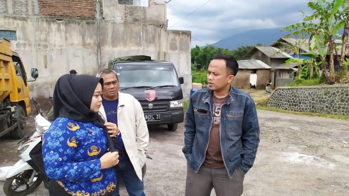 Yolanda Oktavia Kades Banjarsari bersama Ketua BPD meninjau lokasi pembangunan jalan dan menjelaskan soal beredarnya berita miring tentang pembangunan jalan tersebut