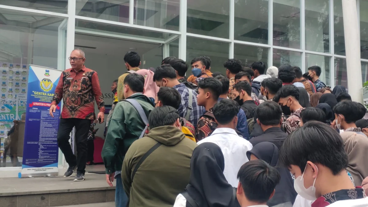 Belasan ribu warga Kabupaten Garut menjadi pencari kerja