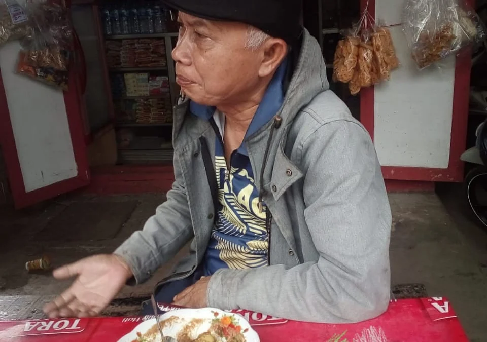 Teten Hidayat guru MA Al- Jafariyah Cibiuk meraih nilai tertinggi seleksi catur Kabupaten Garut, yang dilaksanakan antar guru madrasah (foto Pepen Apendi)