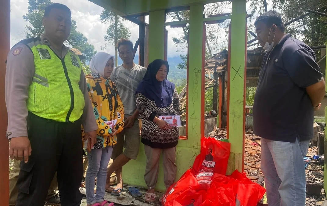 Yudha Puja Turnawan, Anggota DPRD Garut santuni korban kebakaran di Desa Cidatar. Ada dua kepala keluarga, yaitu pemilik rumah dan keluarga yang mengontrak