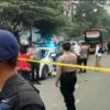 Polisi memasang police line di lokasi kejadian ledakan bom di Polsek Astana Anyar Kota Bandung. Sejumlah Anggota Polisi dan warga menjadi korban akibat ledakan bom tersebut