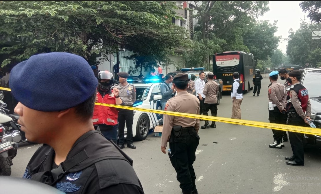 Polisi memasang police line di lokasi kejadian ledakan bom di Polsek Astana Anyar Kota Bandung. Sejumlah Anggota Polisi dan warga menjadi korban akibat ledakan bom tersebut