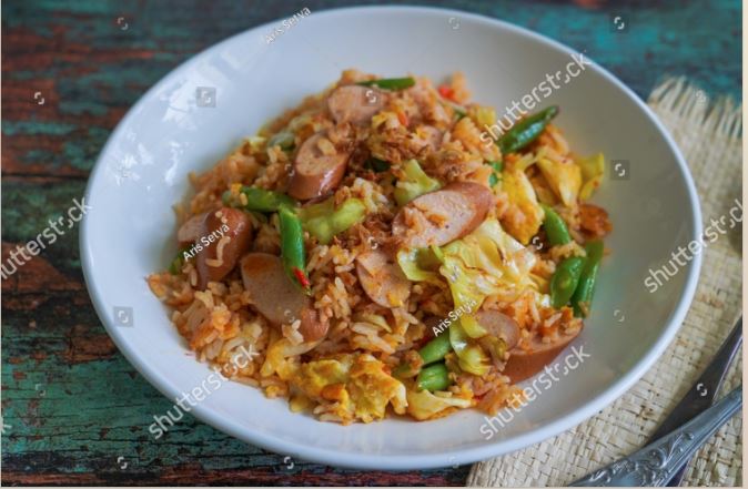 nasi goreng sosis (https://www.shutterstock.com/)