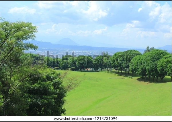 Lapang Golf Ngamplang Garut menyuguhkan pemandangan mempesona (foto shutterstock)