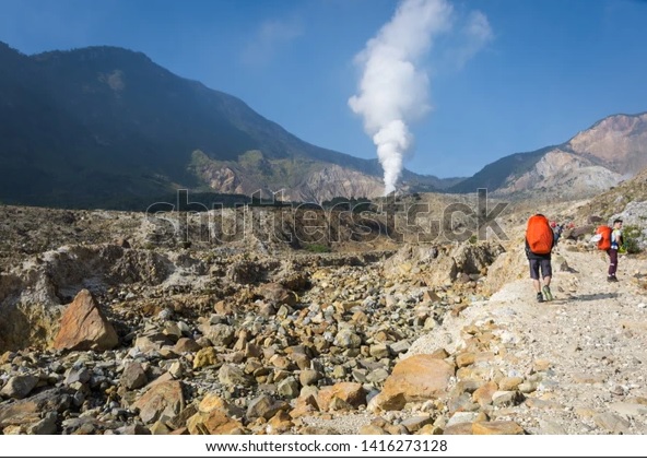 Daya tarik Gunung Papandayan terletak pada pemandangan alamnya yang begitu asri (foto shutterstock)