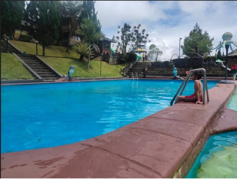 Pemandian air panas di kawasan Darajat. Kolam pemandian air panas di Darajat diambil dari air kawah gunung (dok Radar Garut)