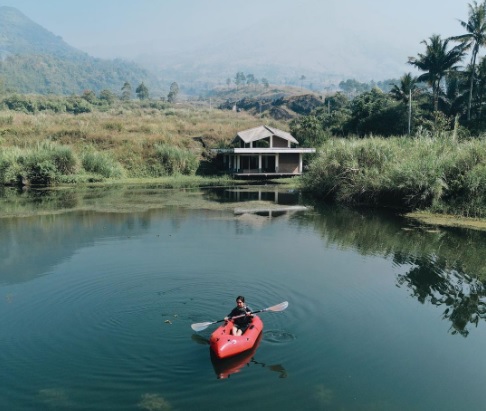 ilustrasi tempat ngopi dan nongkrong di garut (foto : instagram/@balongaja)