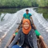 Resti Julianti, perempuan asal Sungai Guntung, Riau yang menguatkan tekadnya untuk melayani nasabah di wilayah perbatasan Riau – Jambi.