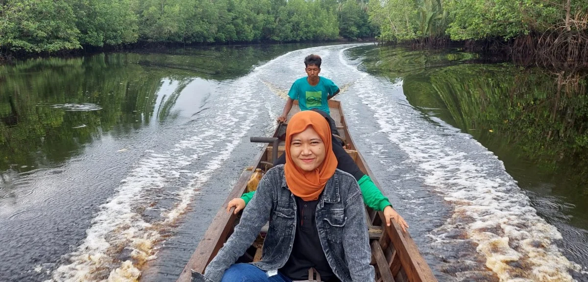 Resti Julianti, perempuan asal Sungai Guntung, Riau yang menguatkan tekadnya untuk melayani nasabah di wilayah perbatasan Riau – Jambi.