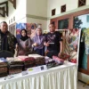 Sejumlah pelaku UKM Batik Garutan menunjukkan karya mereka di Festival Garutan yang digelar Aleyra Hotel & Villa