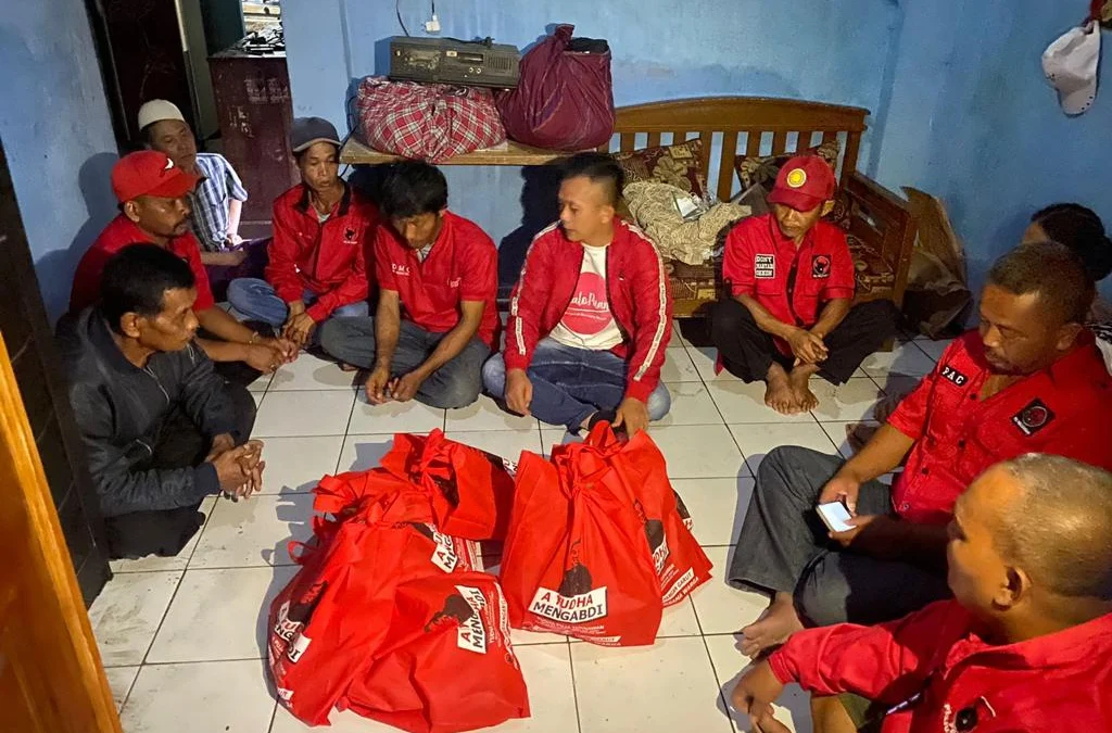 Pengurus DPC PDI Perjuangan Kabupaten Garut bersama bacaleg mengunjungi korban kebakaran di Kecamatan Kadungora