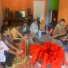 Yudha Legislator PDI Perjuangan mengunjungi korban kebakaran bersama Kabid Linjamsos Dinas Sosial Kabupaten Garut