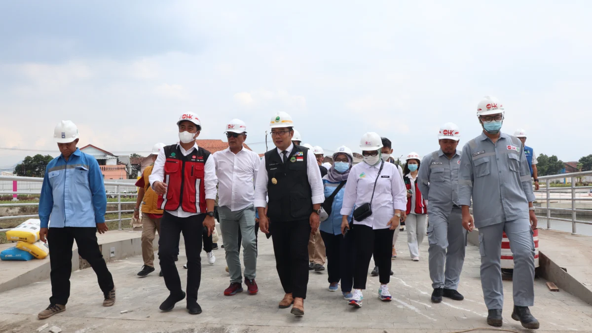 Gubernur Jawa Barat Ridwan Kamil didampingi Kadis BMPR Jabar, Bambang Tritoyuliono memantau progres Masjid Raya Al-Jabbar.