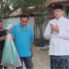 Eks Gubernur Banten Wahidin Halim saat menunjukan karung berisi ular kobra yang dilempar ke rumahnya-Rikhi Ferdian-fin.co.id