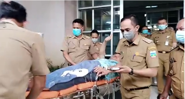 Bupati Garut RUdy GUnawan tampak keluar dari ruang ICU RSUD dr. Slamet Garut