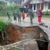 Jalan Jembatan di Kecamatan Singajaya mengalami amblas