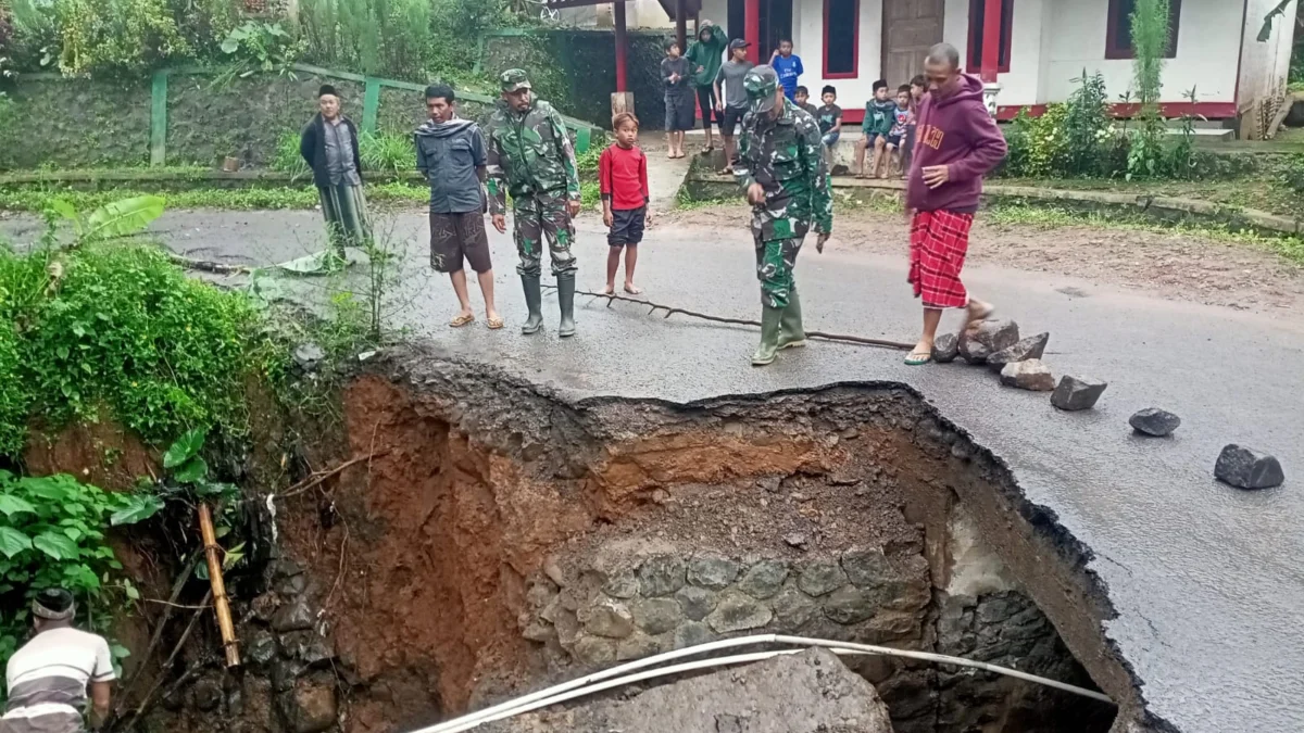 Jalan Jembatan di Kecamatan Singajaya mengalami amblas