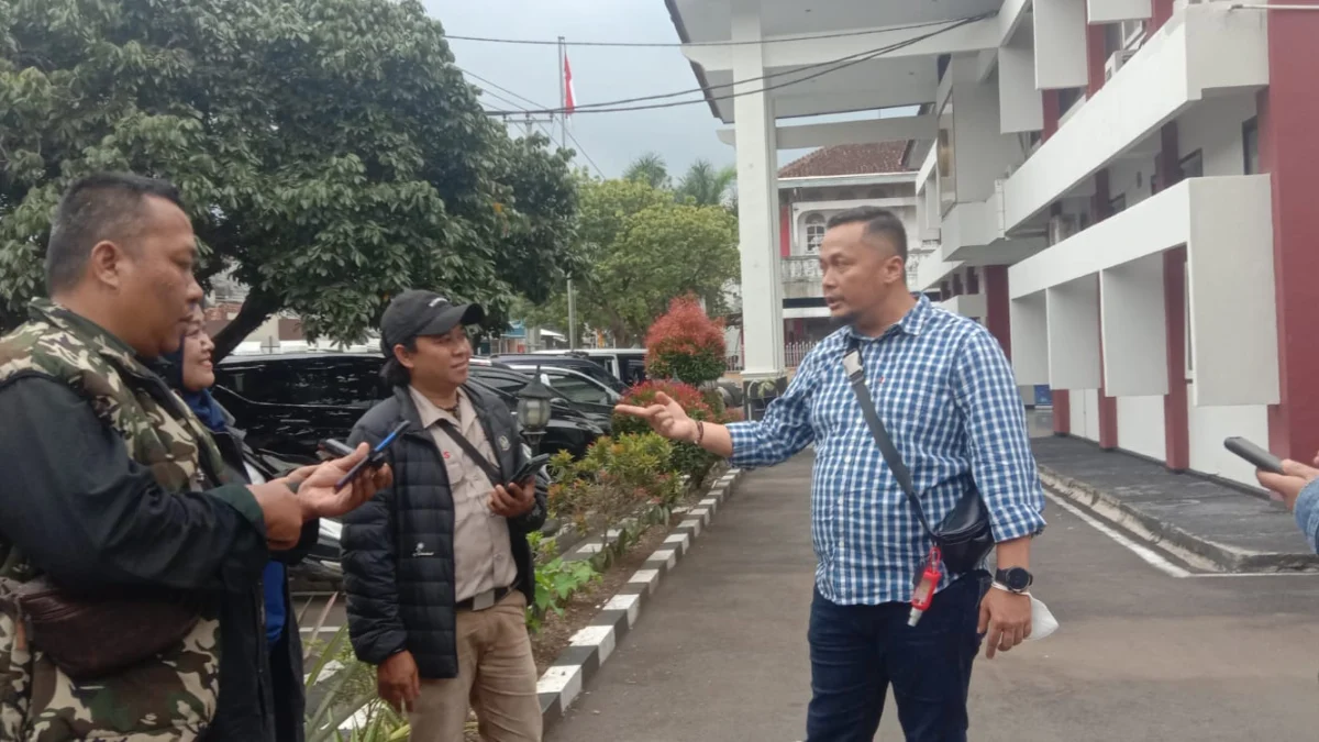 Ketum Serikat Pekerja Perkebunan Nusantara (SPBUN) Cisaruni saat diwawancarai di Pengadilan Negeri Garut