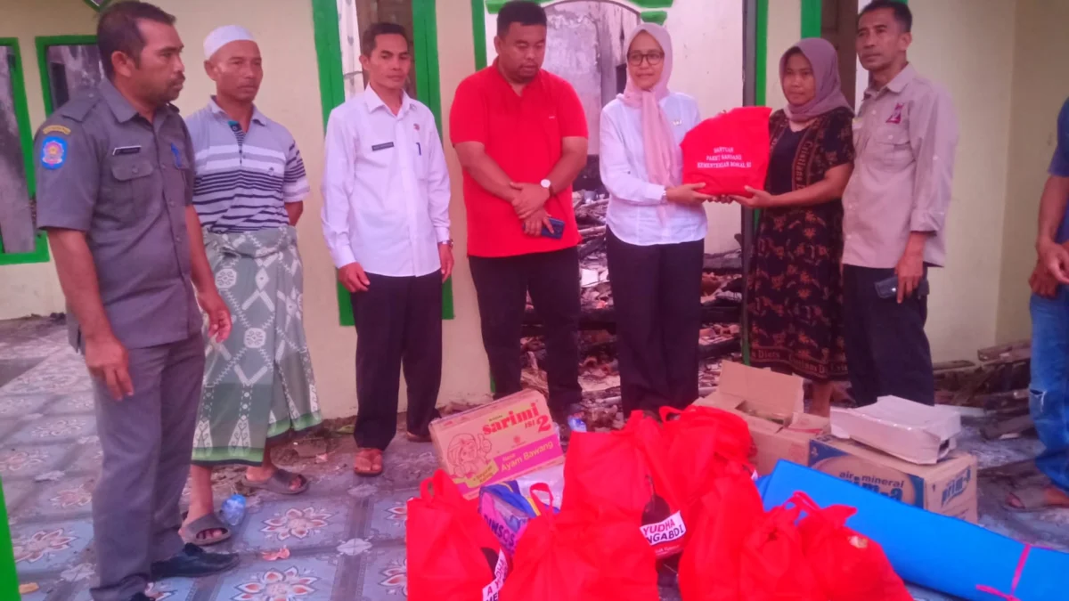 Anggota DPRD Garut Fraksi PDI Perjuangan Yudha Puja Turnawan bersama Dinas Sosial Kabupaten Garut takziyah ke korban kebakaran yang meninggal dunia di Mekarmukti