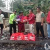 Pengurus DPC PDI Perjuangan Kabupaten Garut memberikan santunan kepada korban kebakaran di Desa Sirnajaya Kecamatan Tarogong Kaler